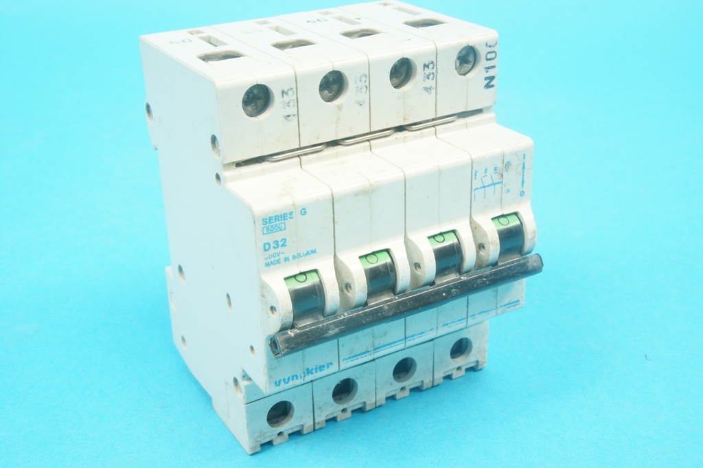 Vynckier 64086 099/36532-000 series G circuit breaker D32A 6 kA 4-poles (3-pole + N)