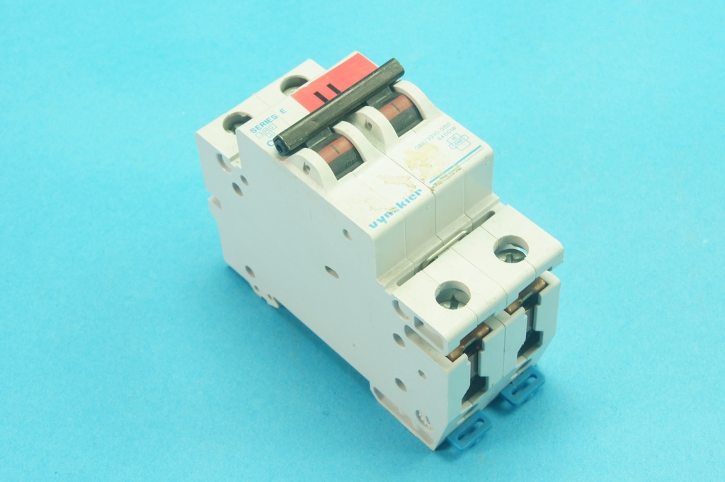 Vynckier 640018 099/3210-000 series E circuit breaker C10A 3 kA 2-pole