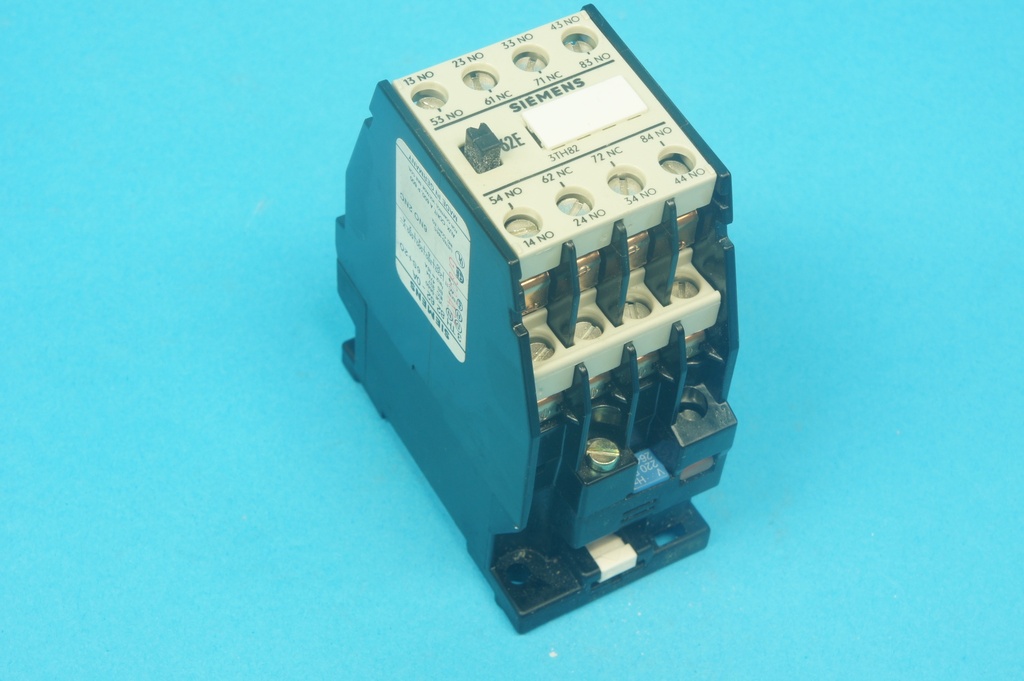 Siemens 3TH8262-0AM0 AC contactor 220/264 VAC 50/60 Hz coil with 6 NO and 2NC contacts, AC-11: 10/6/4/2 A @ 220/380/500/660 VAC (dusty, no box!)