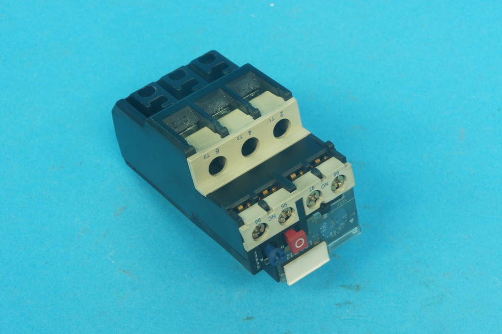 Telemecanique LR2D1305 thermal overload relay 0.63-1 A 3 poles with 1 NO and 1 NC contacts 600 VAC 5A, to be used with contactor LC1-D/LP1-D or adapter LA7-D