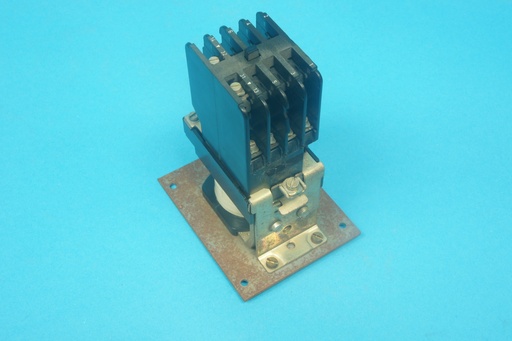 [3TA2013-0B-C] Siemens 3TA2013-0B 3 pole air break contactor 42 V coil 3TY1203-3D with 1 NO and 1 NC contacts, AC-3: 2.2/4/5.5/5.5 kW @ 220/380/500/660 VAC